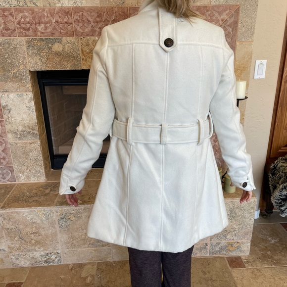 Nice white coat. Fabric is combination of polyester, viscose and spandex. Index. - Picture 3 of 5